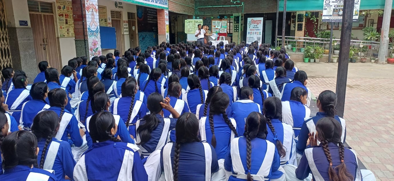 A large assembly of students at a Shikshadwar Career Pathway mentorship session