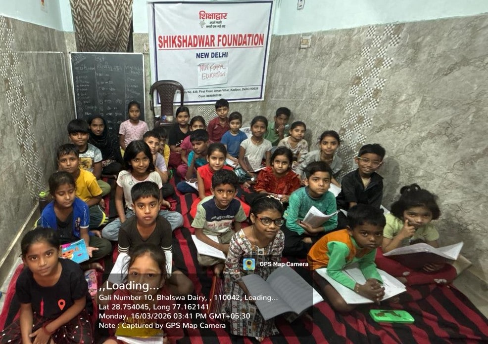 Children gathered for a Shikshadwar remedial learning session in Bhalaswa