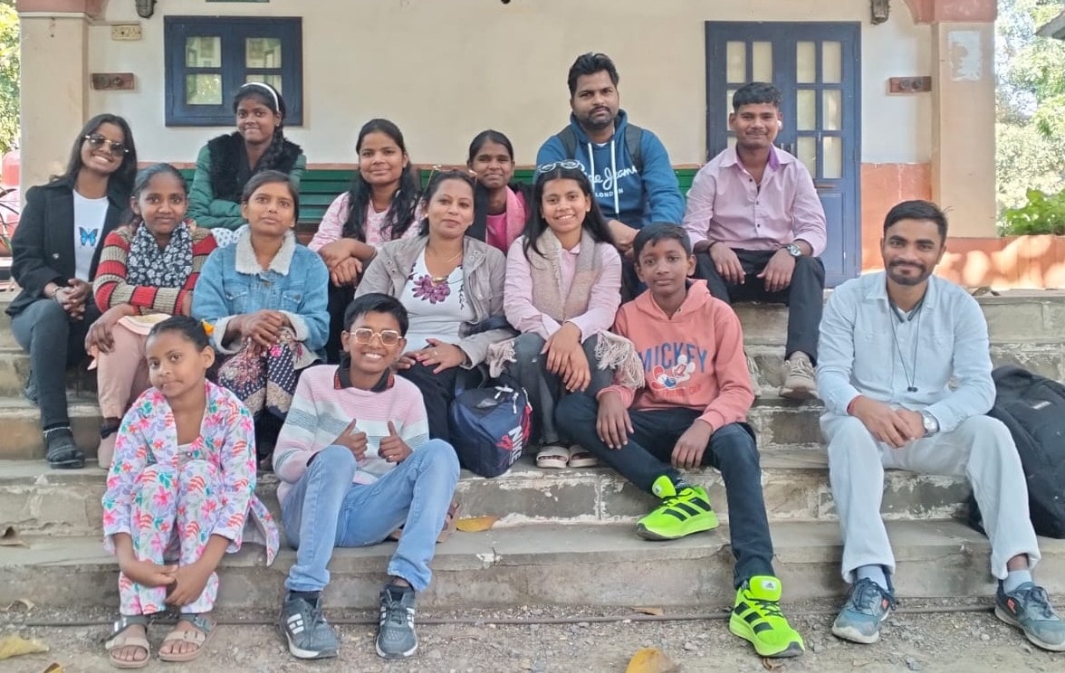 Youth and volunteers from a Shikshadwar livelihood outreach visit gathered together after a skilling session